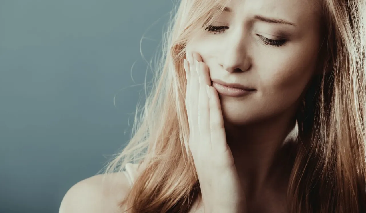 Czerwone flagi opuchlizna od zęba