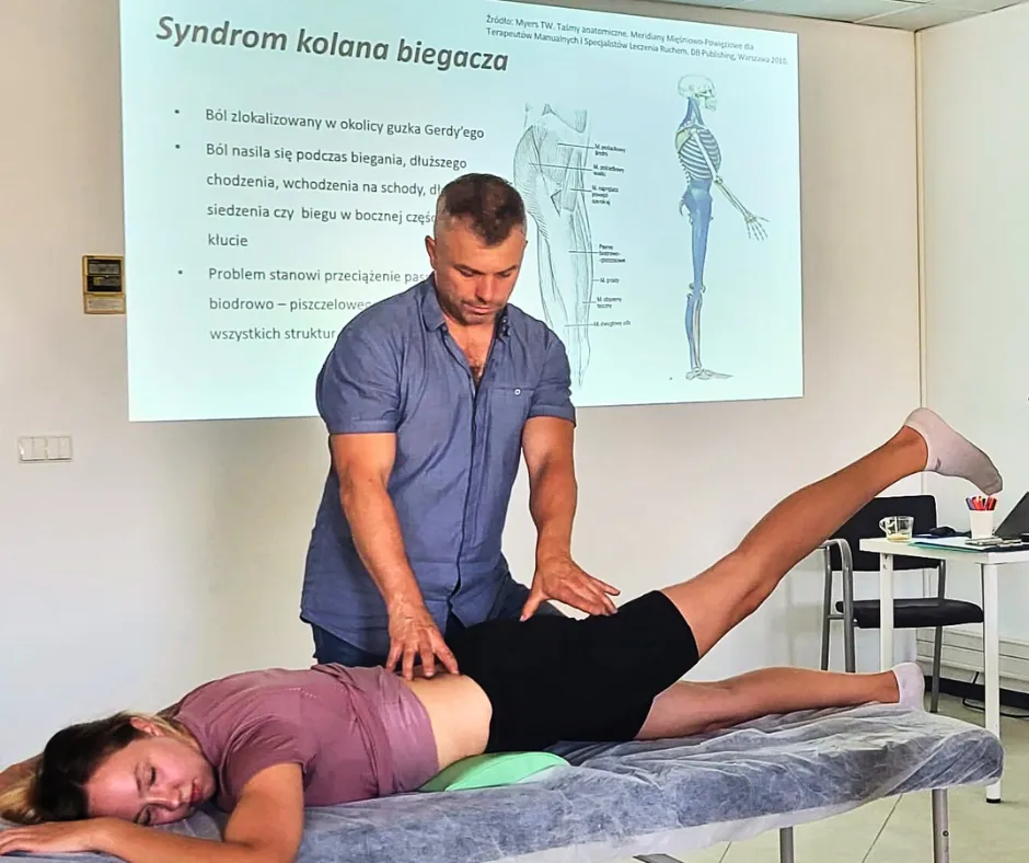 fizjoterapeuta pracuje z pacjentem, gabinet fizjoterapii