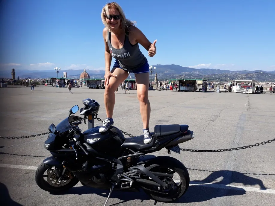 Motocykl na krętej drodze w Toskanii