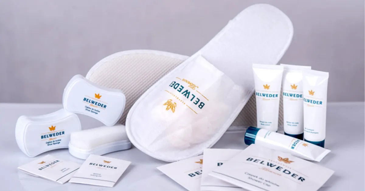 Hotelowe kosmetyki jednorazowe, kapcie, kawa herbata