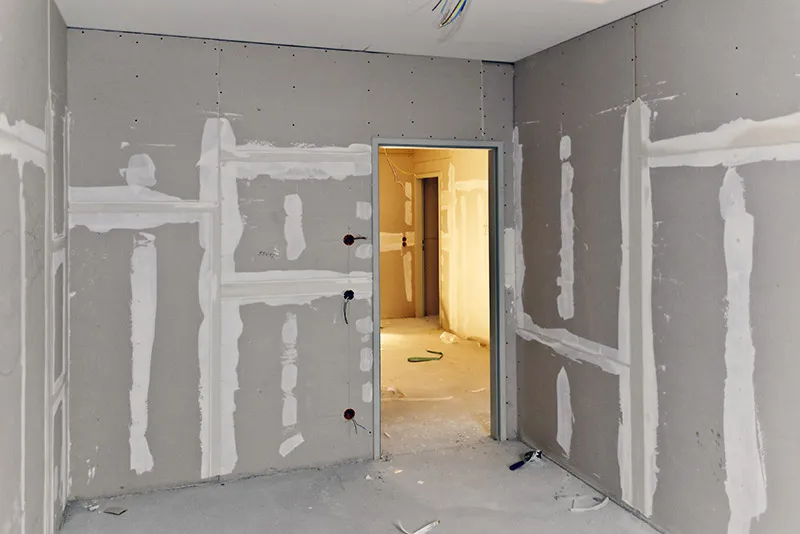 R&oacute;żne rodzaje ścian w budownictwie: beton, cegła, karton-gips