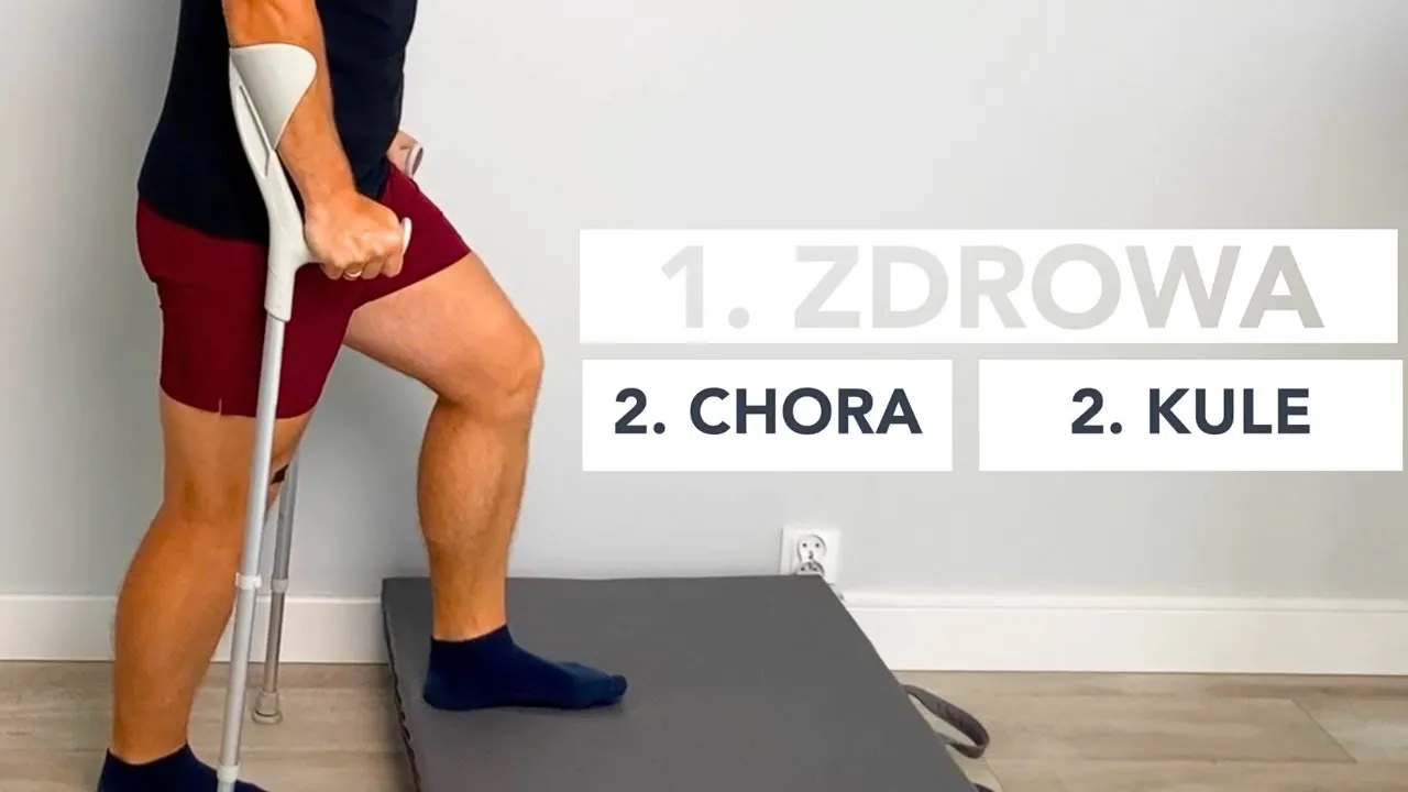 Pacjent w bucie pooperacyjnym i o kulach