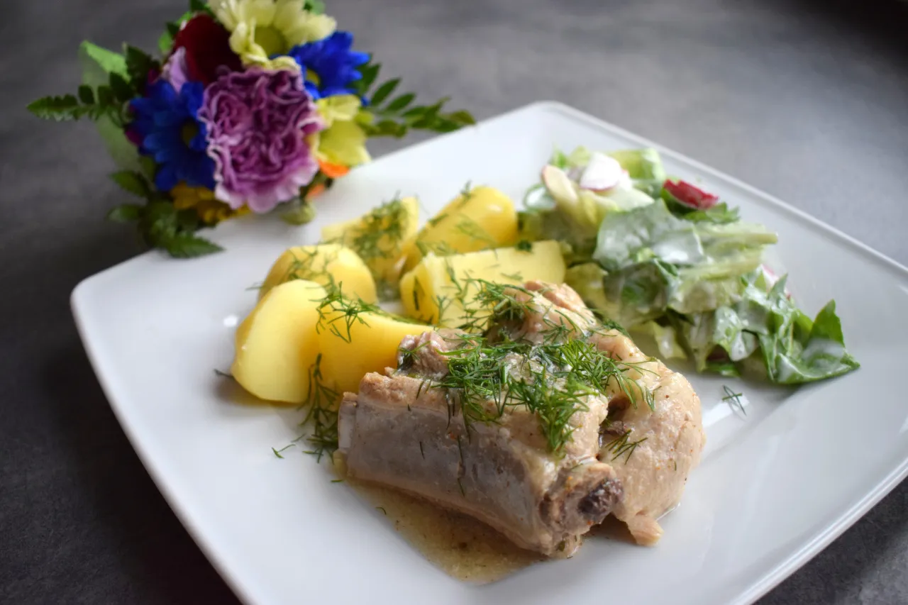 Pyszne żeberka z koperkiem, ziemniaki i sałatka. Idealny pomysł na to, co zrobić z ugotowanych żeberek.