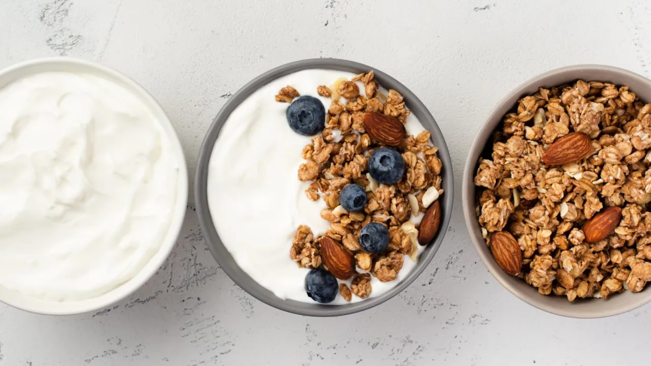 jogurt naturalny z owocami i orzechami