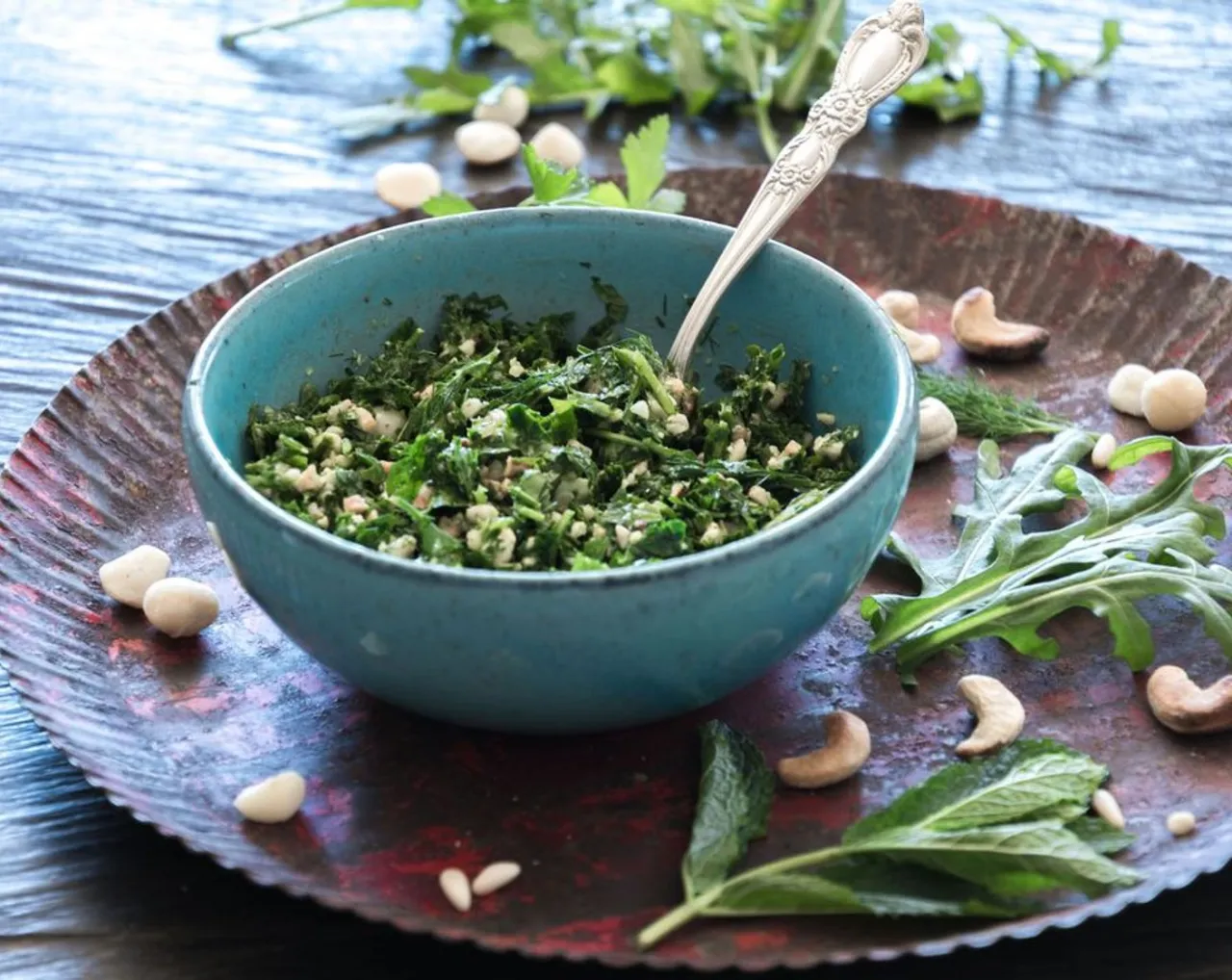 ansprechend angerichteter Salat mit Toppings wie N&uuml;ssen und Kr&auml;utern
