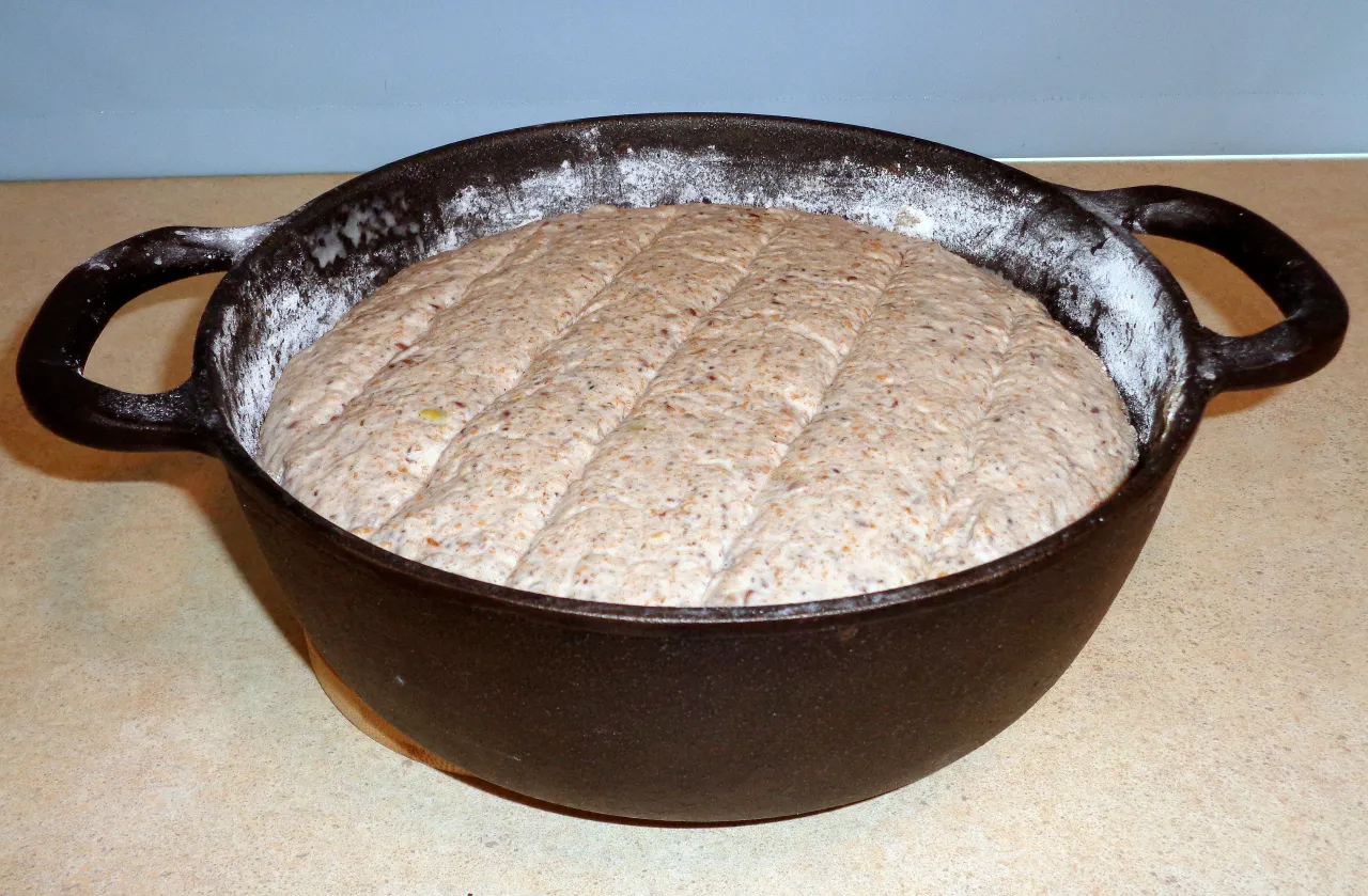 Por&oacute;wnanie pieczenia chleba: kamień, garnek żeliwny, blacha