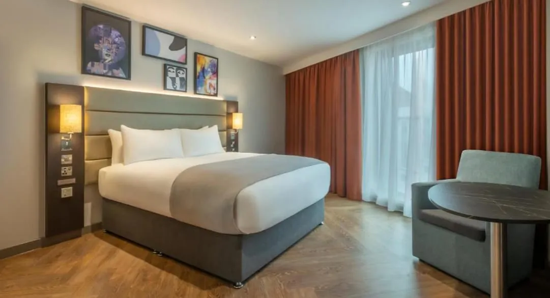 różne platformy rezerwacji noclegów Londyn