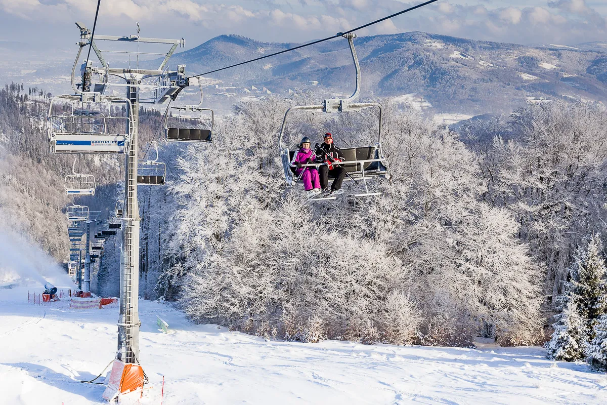 Narciarze na stoku w Ustroniu Czantoria