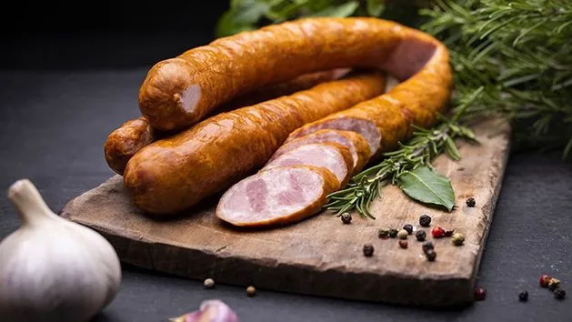 r&oacute;żne rodzaje kiełbasy polskiej do smażenia i pieczenia