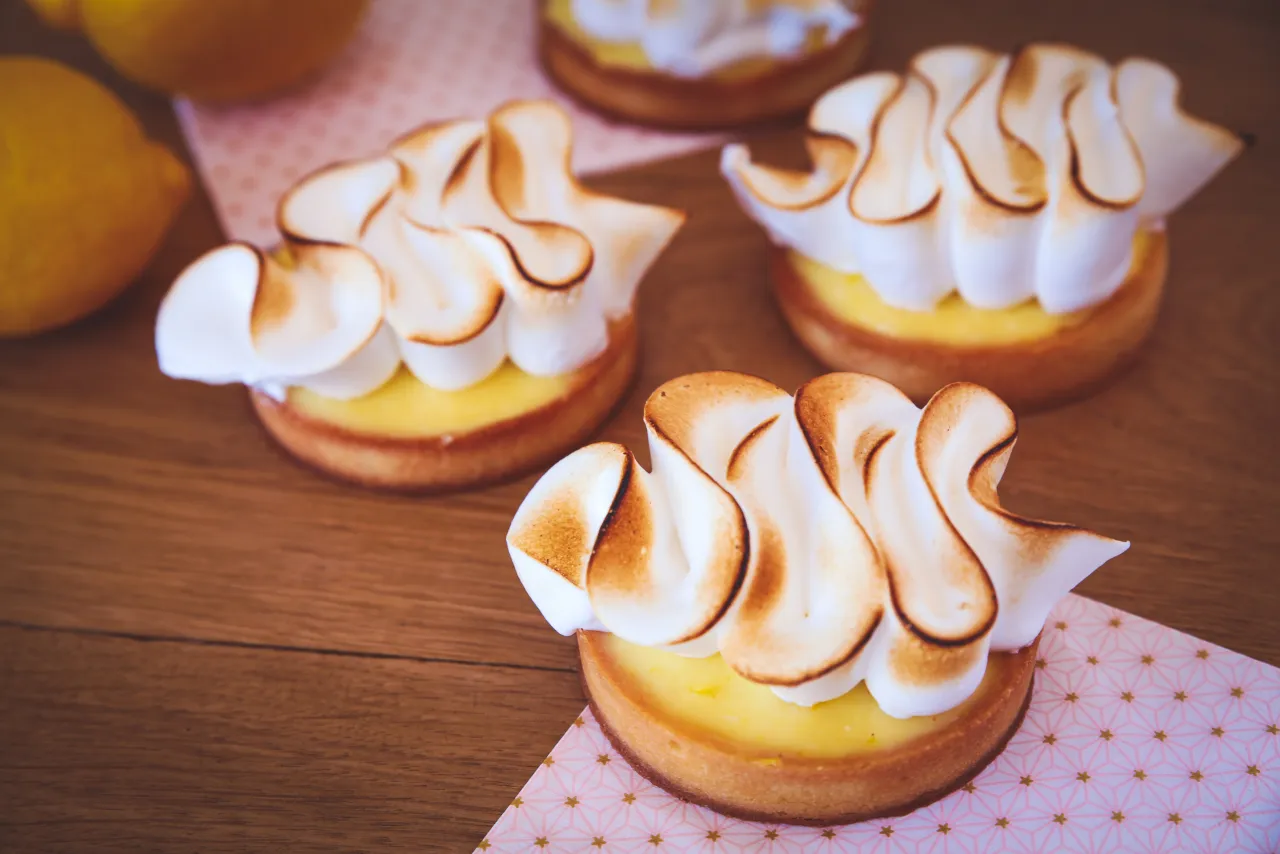 Tarte au citron meringu&eacute;e classique et tartelettes individuelles