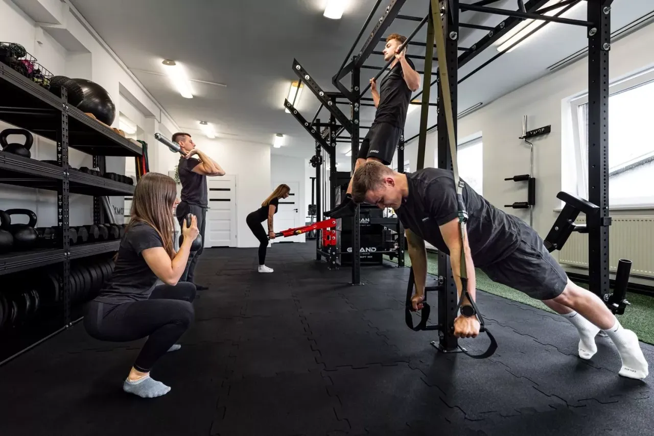Trener CrossFit prowadzący zajęcia grupowe