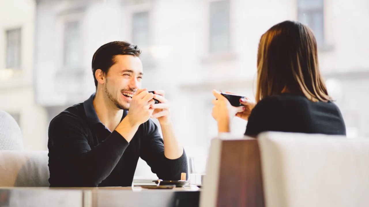 para na pierwszej randce, uśmiechnięta rozmowa