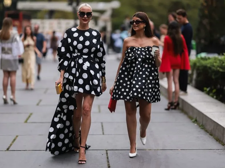 dodatki do sukienki w grochy na wesele