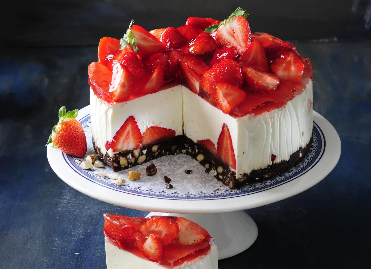 Różne rodzaje serników: pieczony, na zimno, z owocami