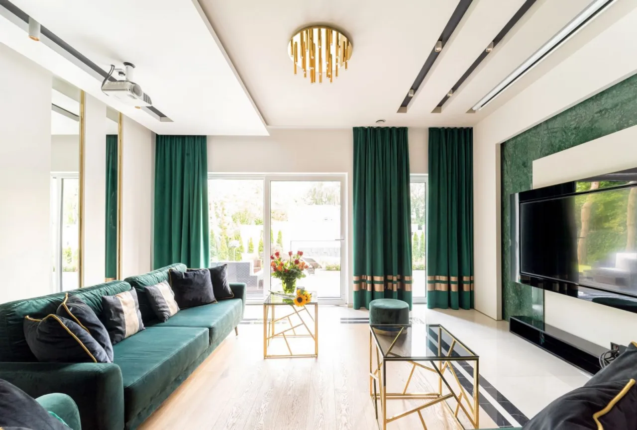 Nowoczesny salon z zasłonami