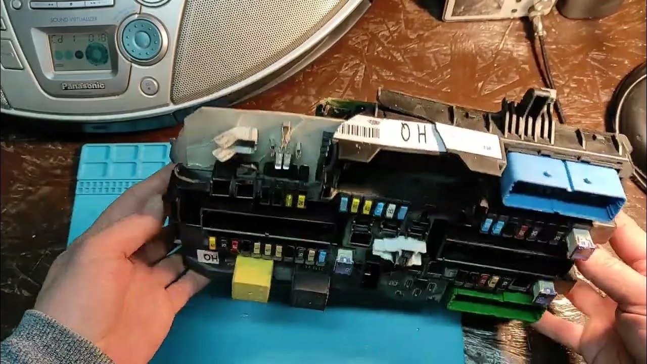 Opel Zafira B moduł REC bagażnik lewa strona