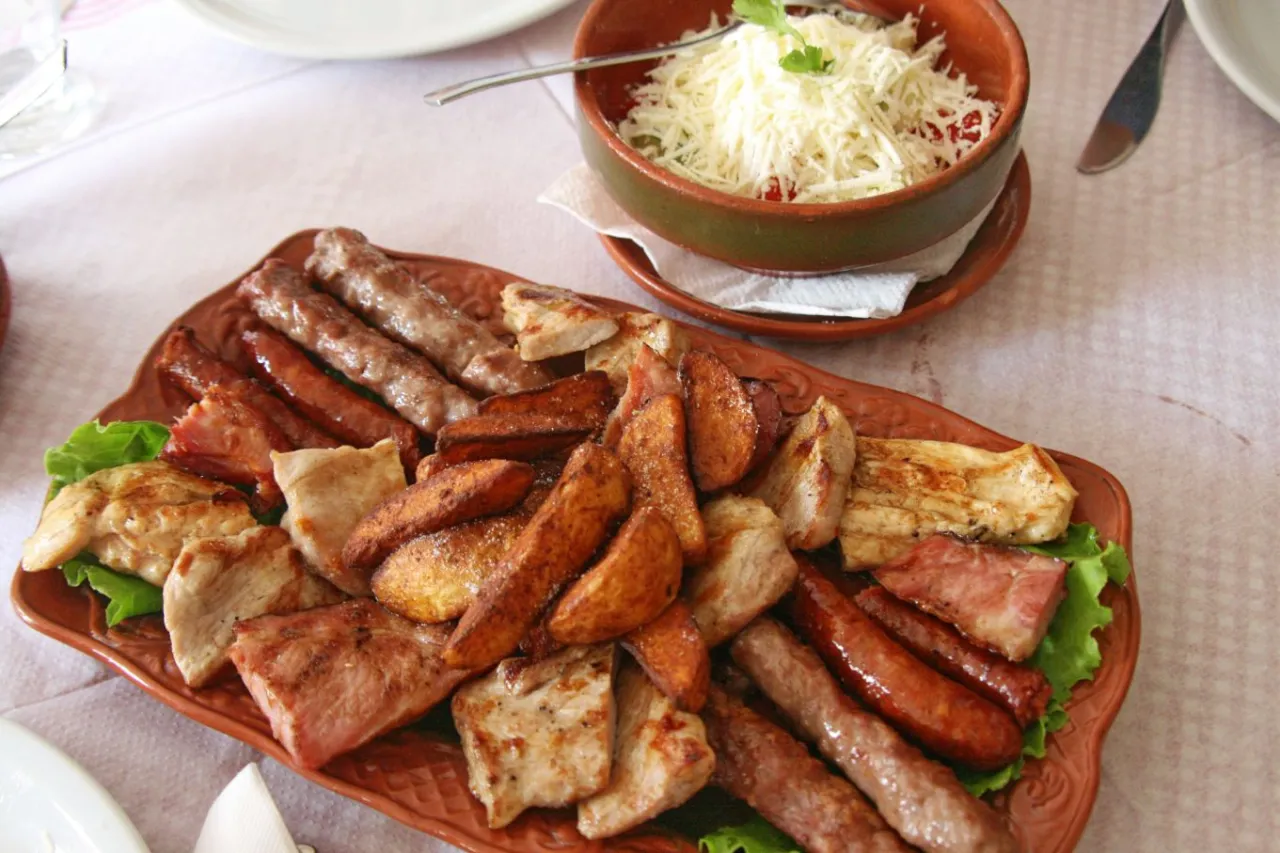 bałkański grill st&oacute;ł jedzenie