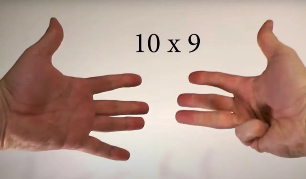 Dłonie pokazują sposób, jak najszybciej nauczyć się tabliczki mnożenia. 10x9.