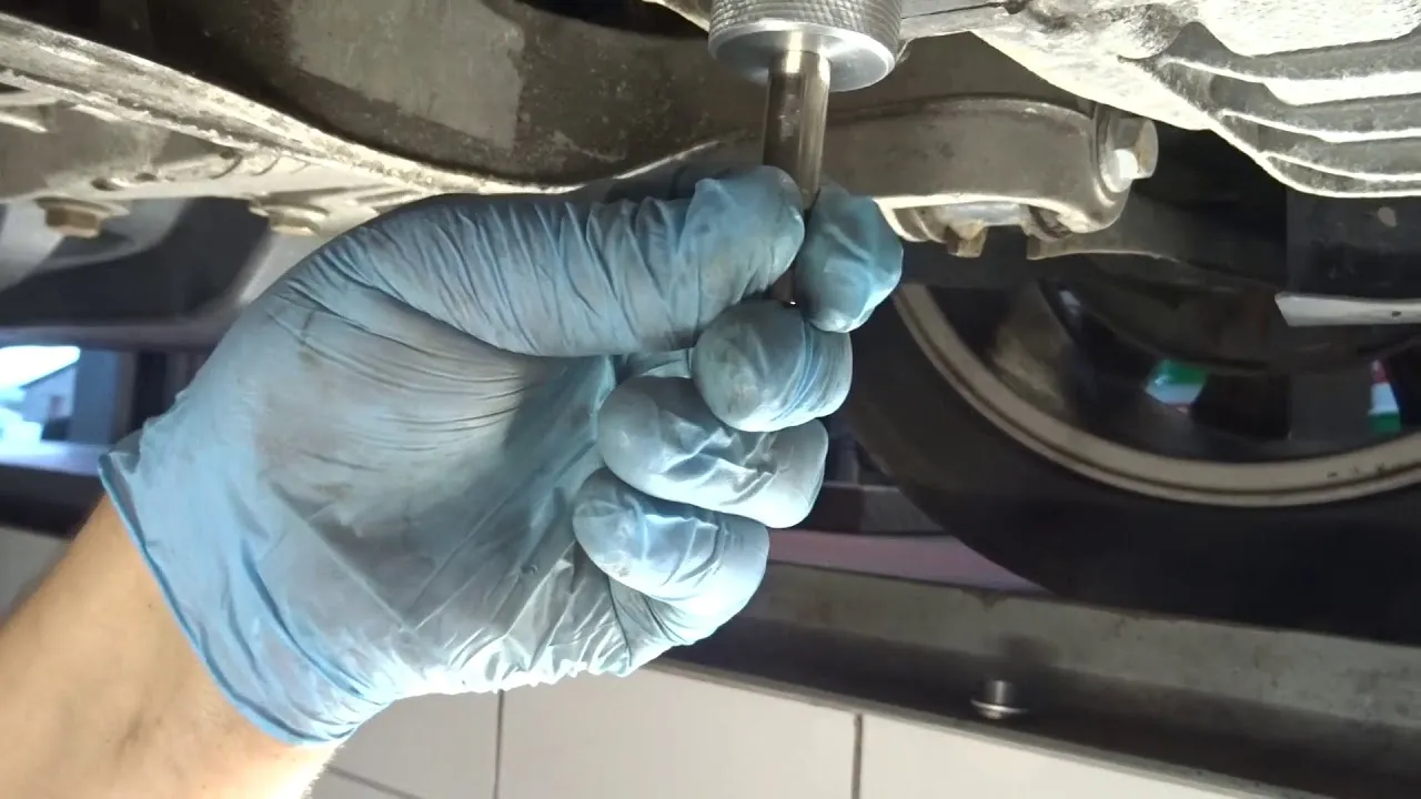 mechanik wymienia olej w skrzyni dsg