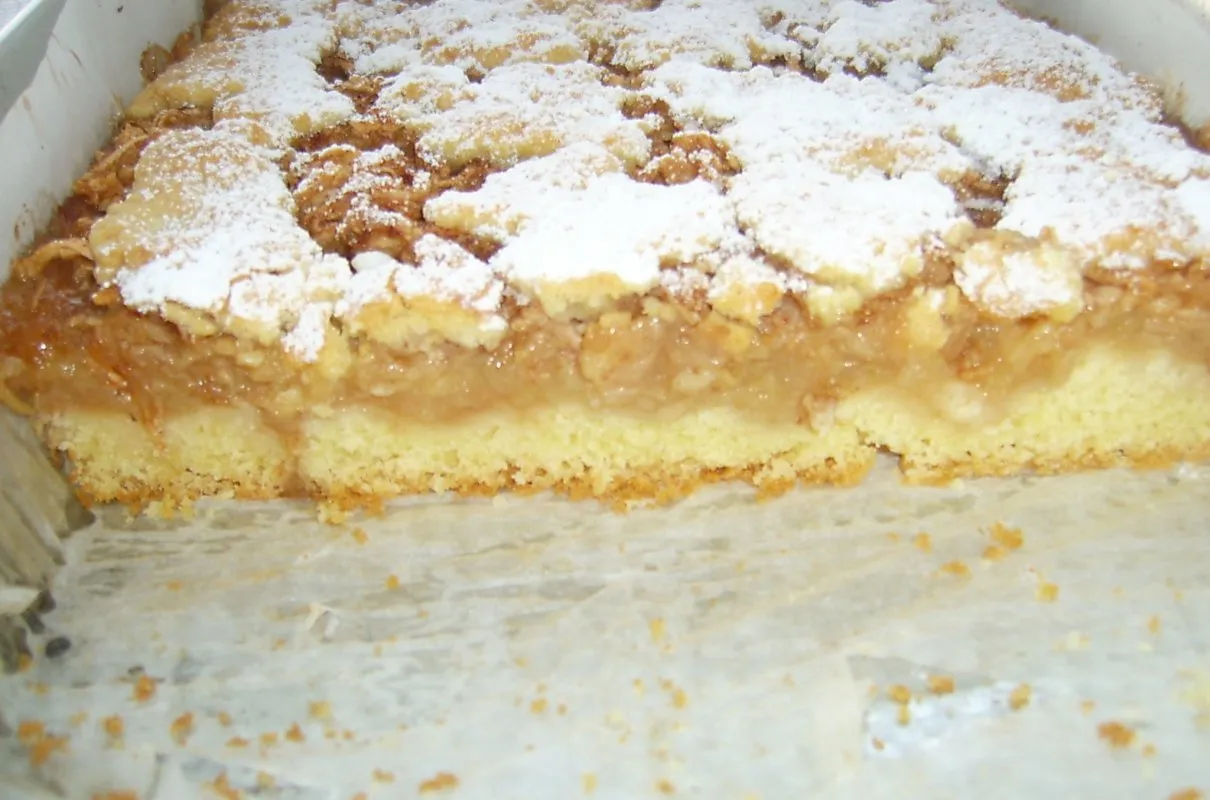 Pyszna szarlotka z kruszonką, idealna na deser. Ten przepis na szarlotkę zachwyci każdego!