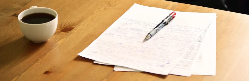 Zespół redakcyjny pracujący nad tekstem, korektor z długopisem