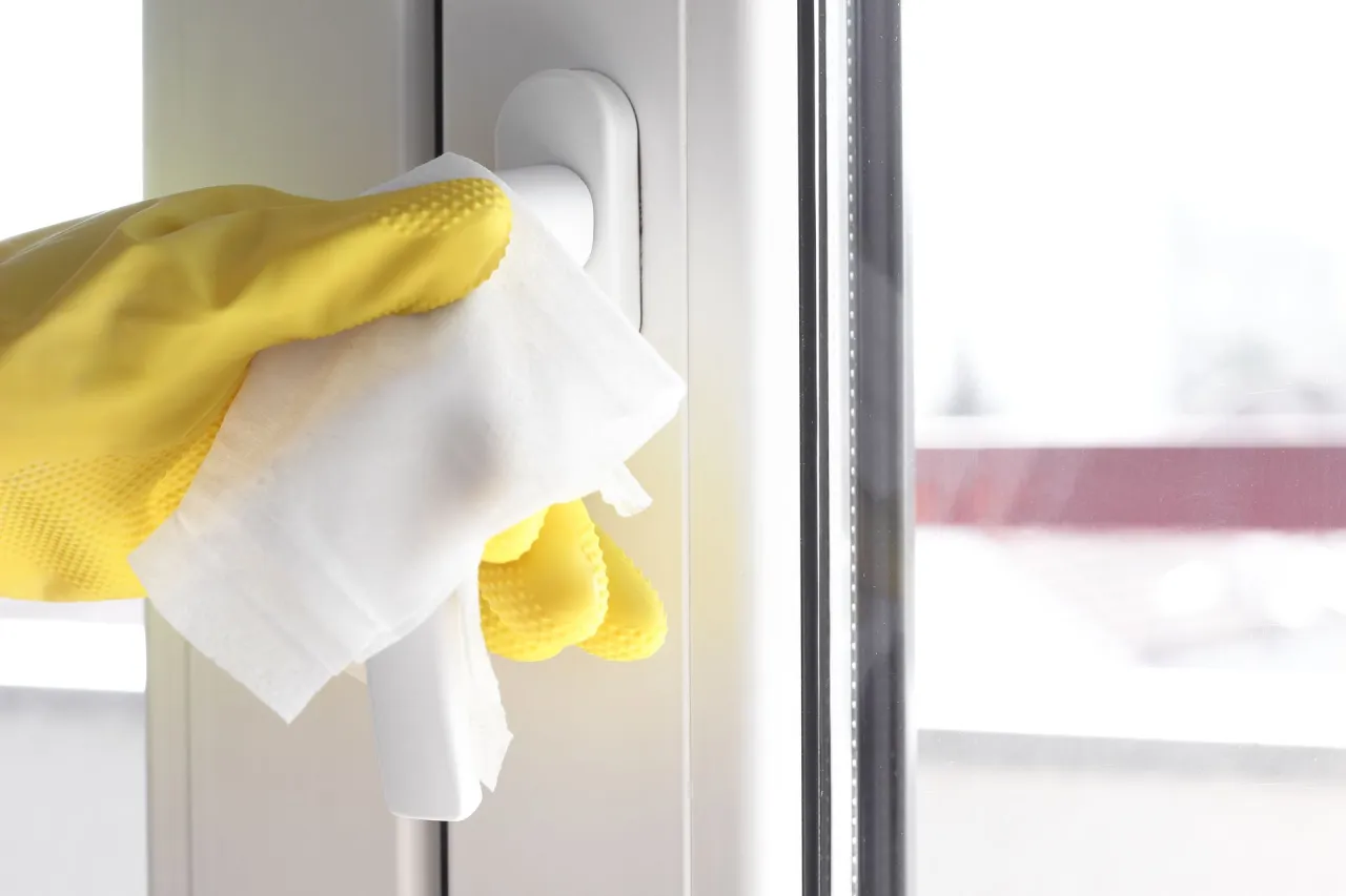 Domowe środki do czyszczenia okien PCV z cytryną i sodą