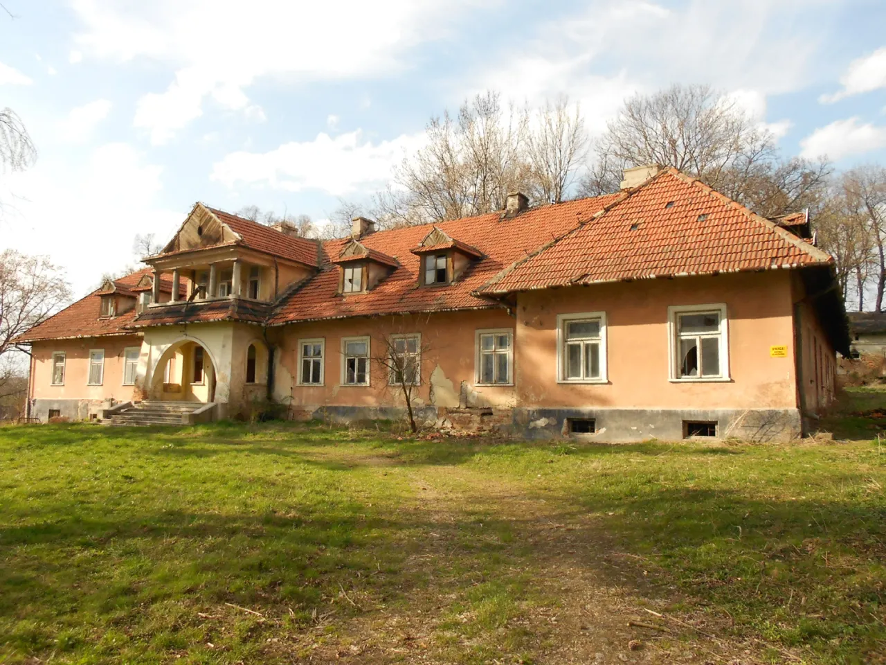 Dworek Wierzbno z zewnątrz elegancki budynek