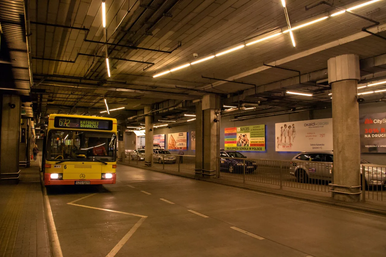 Podziemny dworzec autobusowy w Katowicach. Ż&oacute;łty autobus linii 672 czeka na pasażer&oacute;w. Tuż obok, jak dojść z dworca PKP na dworzec PKS.