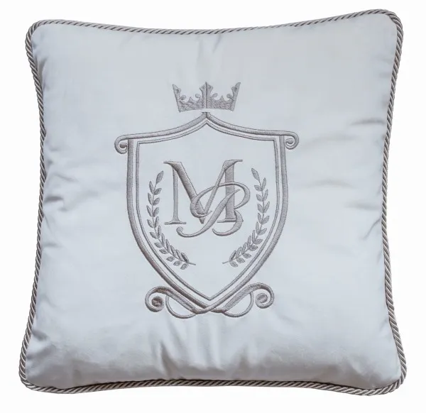 ozdobne poduszki z lamówką chwostami haftem