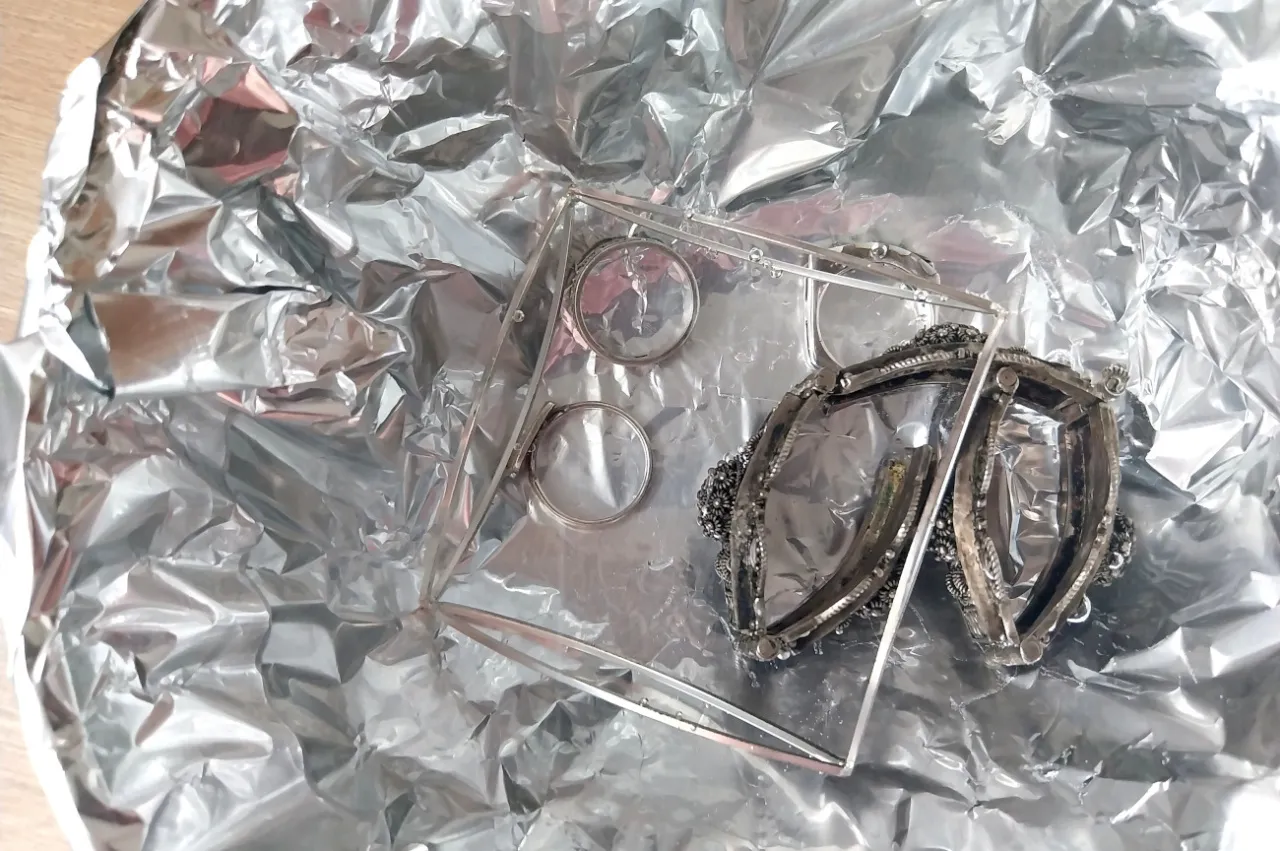 przedmioty do czyszczenia srebra folią aluminiową