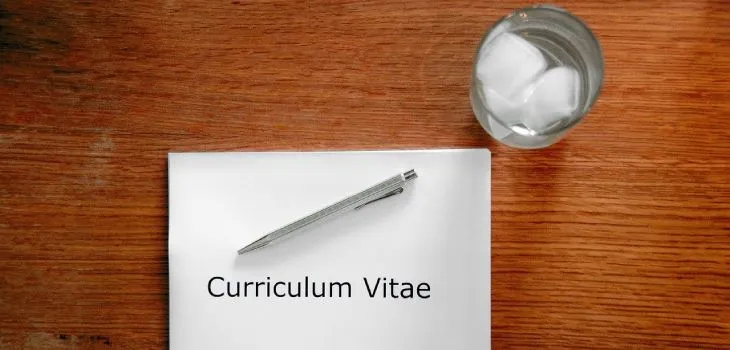 Odręczne CV czysta kartka długopis