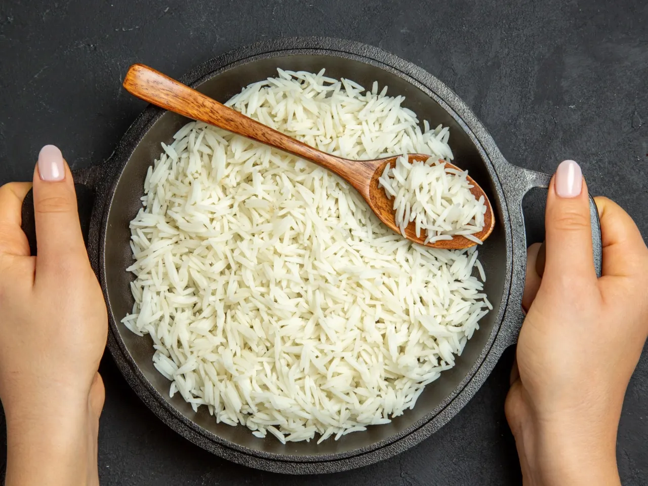 Ryż z ziołami i masłem w misce