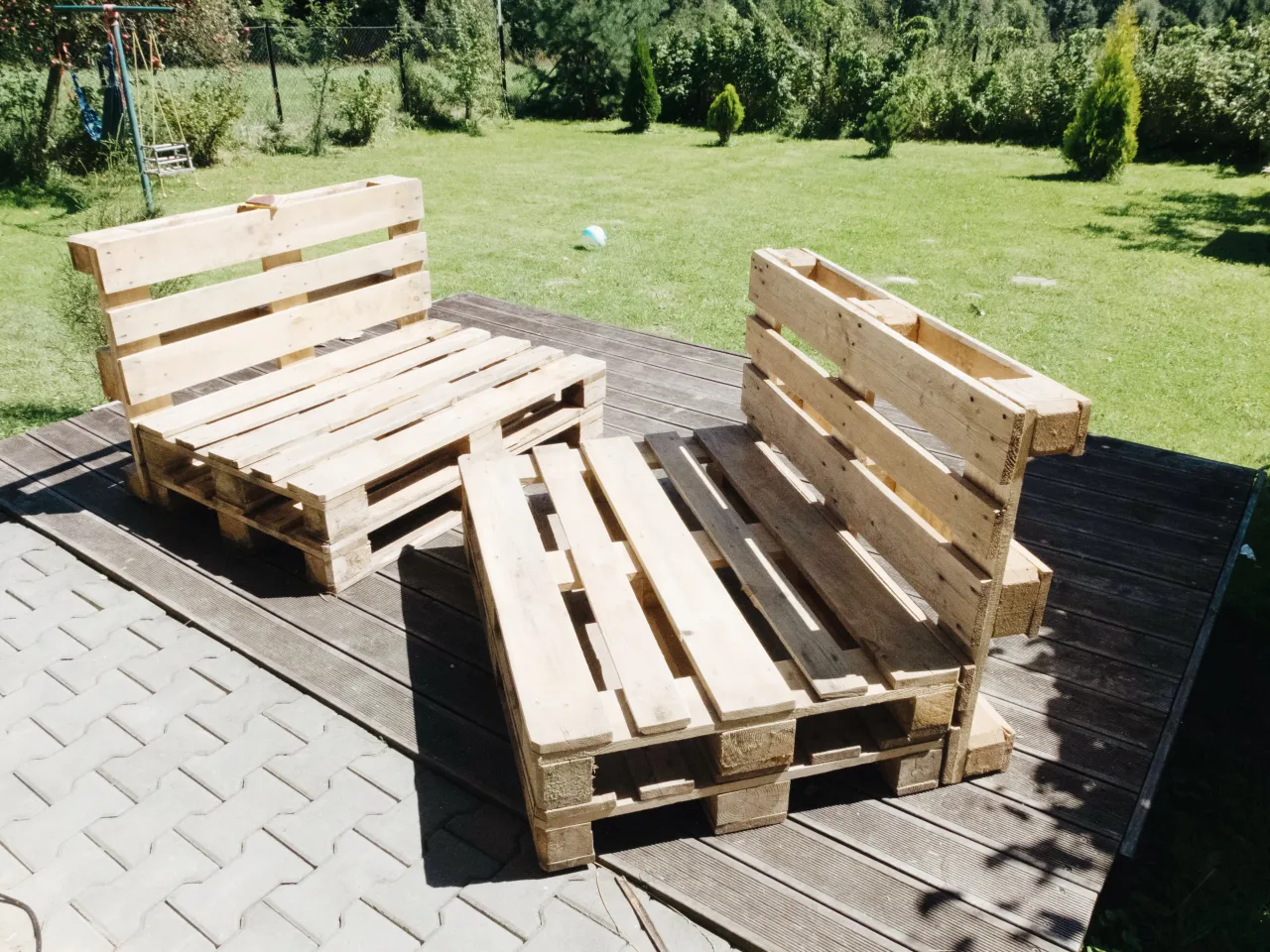 proste krzesło ogrodowe z palet DIY