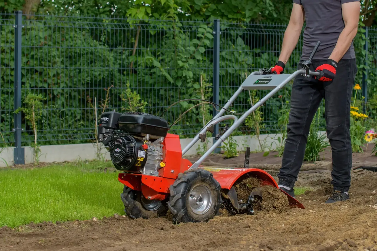 Glebogryzarka spulchnia ziemię, przygotowując ją do sadzenia. To narzędzie do czego służy? Do ułatwienia pracy w ogrodzie.