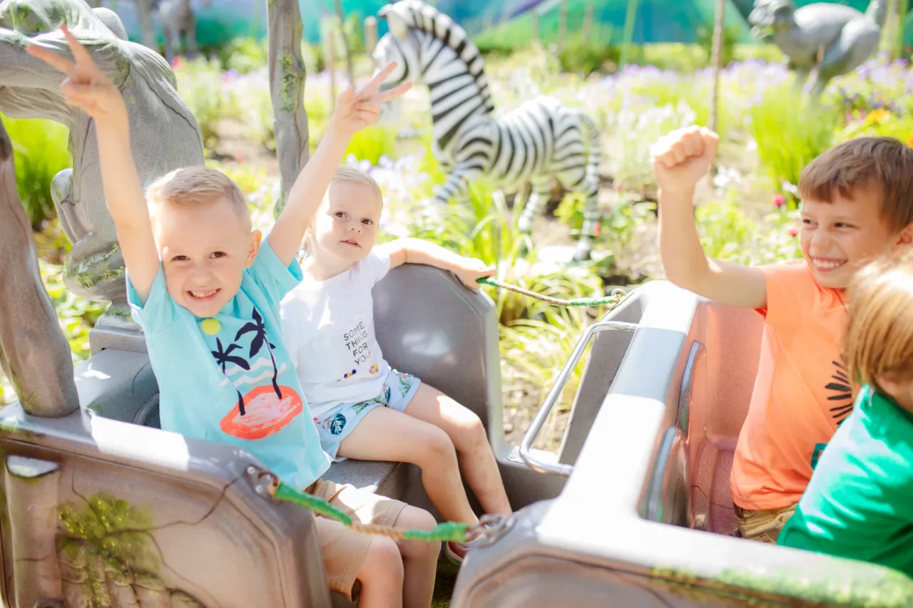 Rodzina na jednodniowej wycieczce w Polsce, uśmiechnięte dzieci