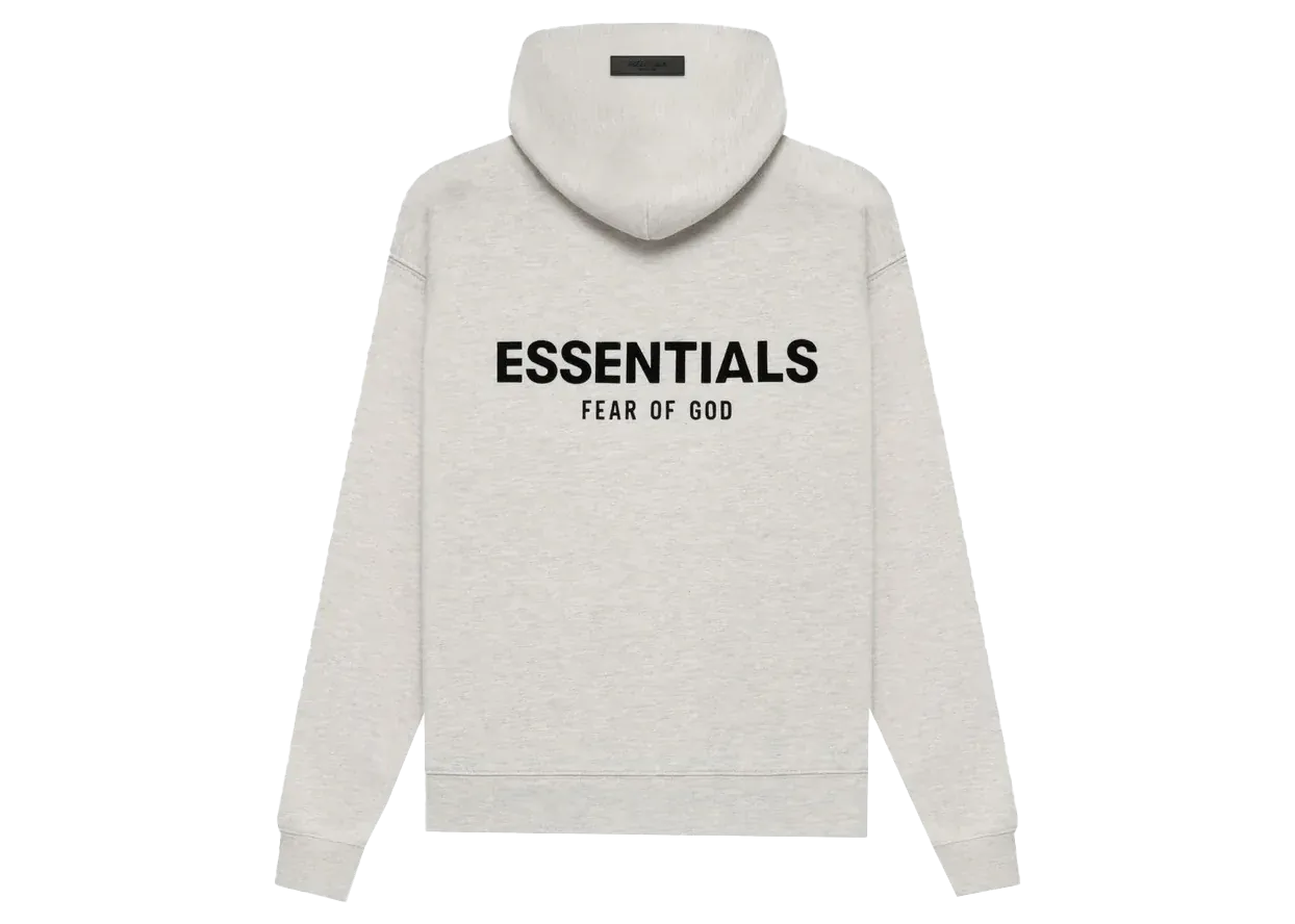 Szara bluza z kapturem z napisem ESSENTIALS FEAR OF GOD. To popularna marka odzieżowa.