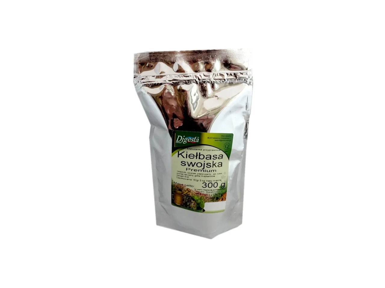 Masarz doprawiający kiełbasę pieprzem