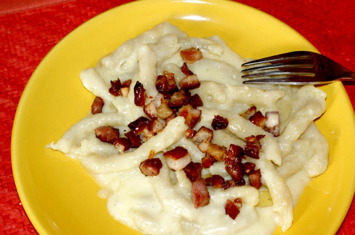 bryndza na drewnianej desce, bryndza w miseczce