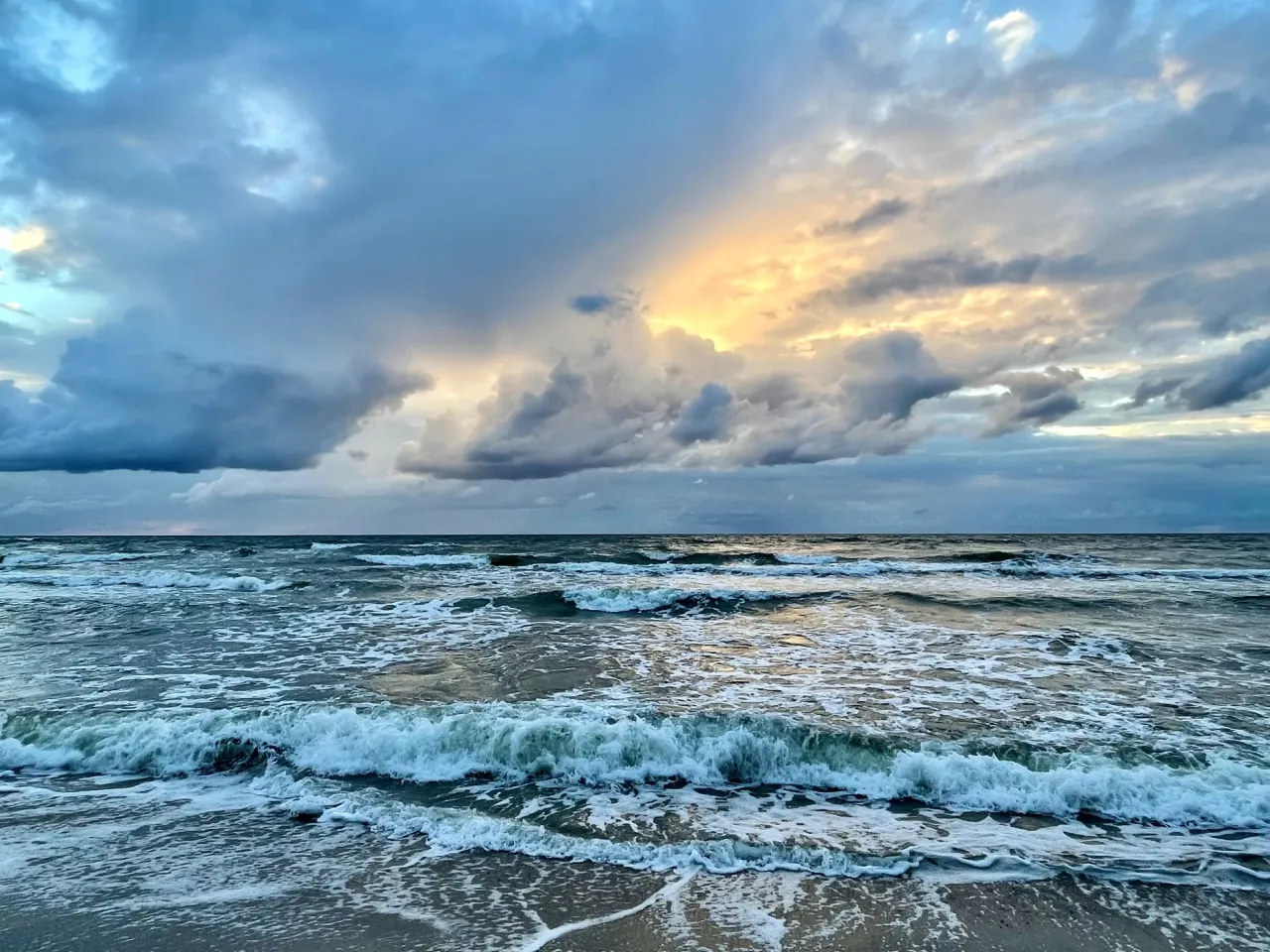 Puste plaże Bałtyku jesienią lub zimą, wietrzna pogoda