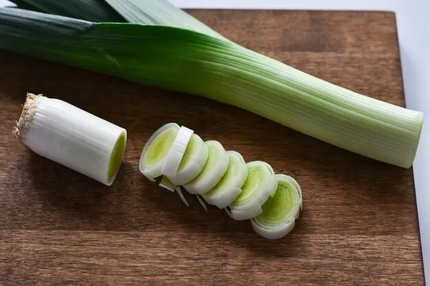 świeży por na desce do krojenia