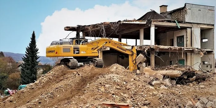 różne typy budynków gospodarczych do wyburzenia