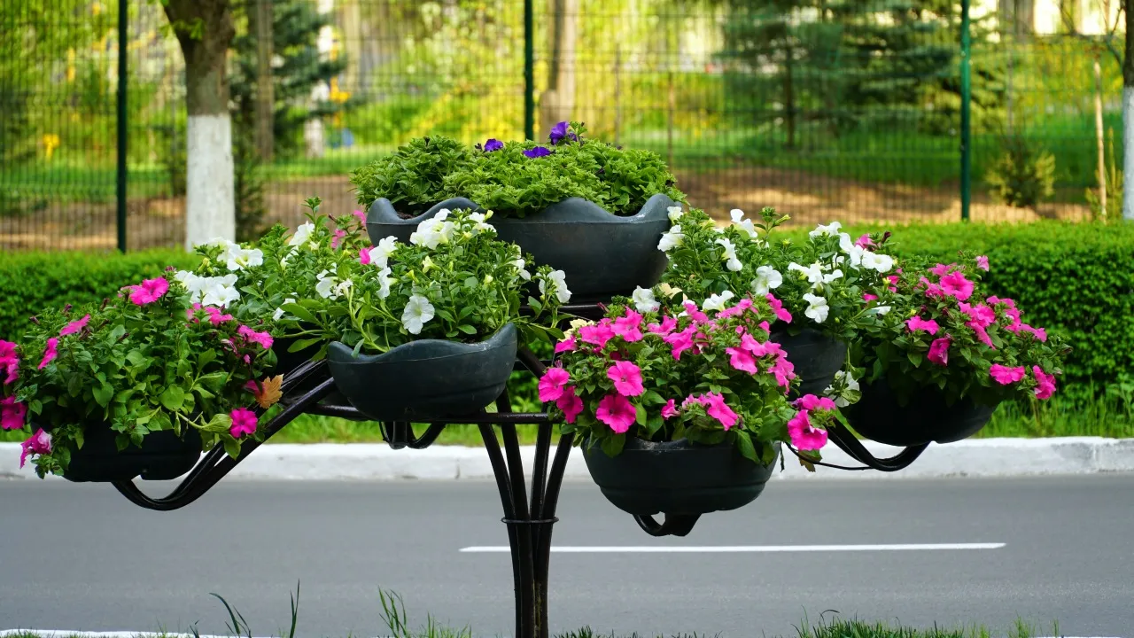 ozdobione kwietniki z opon inspiracje