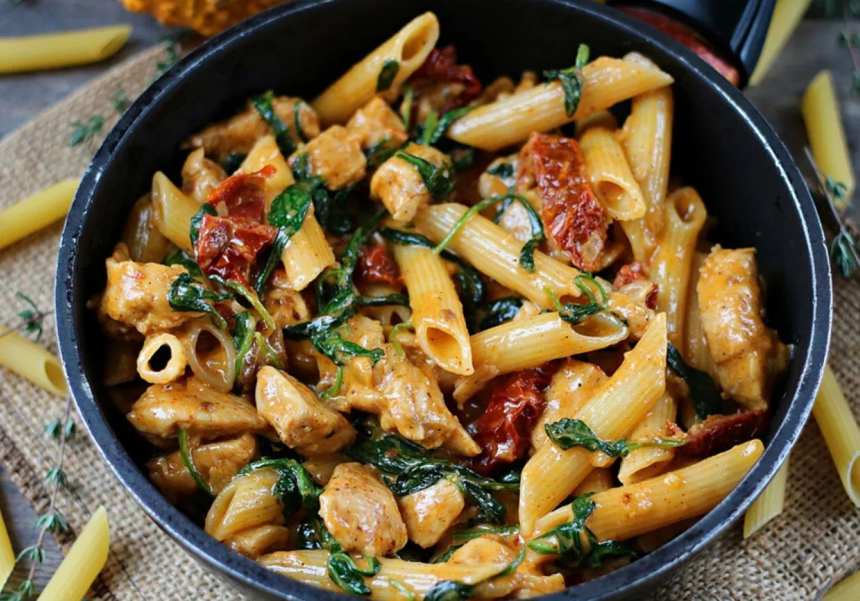 zdrowy makaron z kurczakiem i szpinakiem