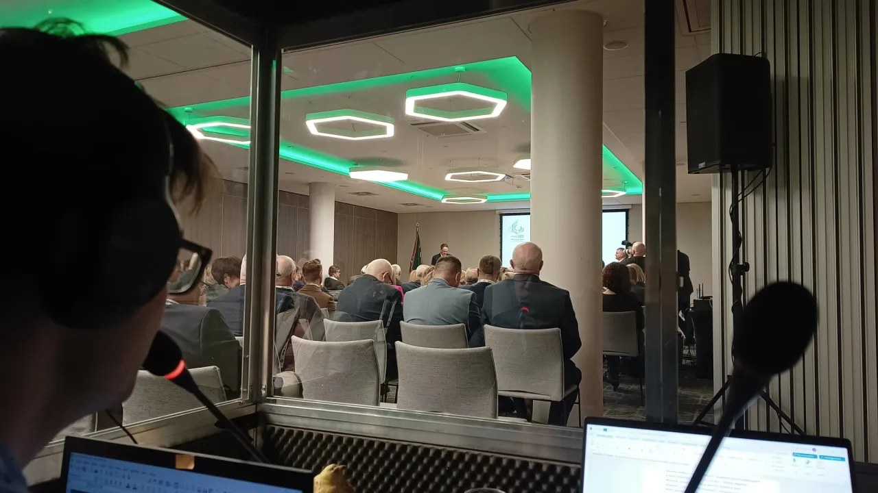 tłumaczenie symultaniczne w kabinie konferencja międzynarodowa