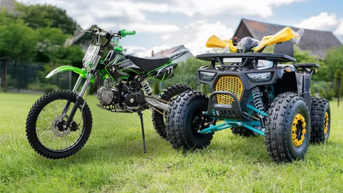 Quad w błocie kontra motocykl enduro na singletracku