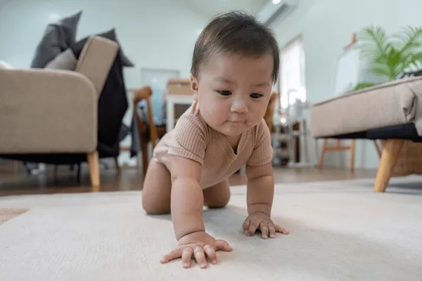 dziecko raczkujące uśmiechnięte