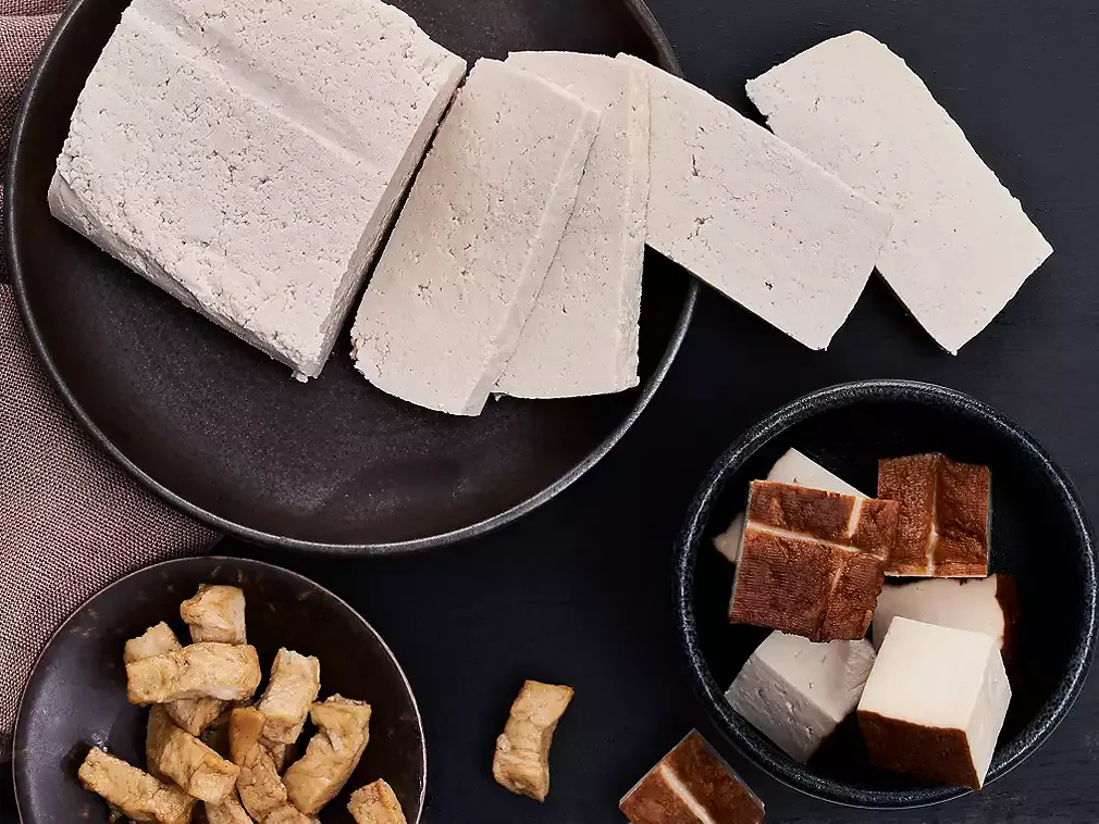 r&oacute;żne rodzaje tofu w sklepie