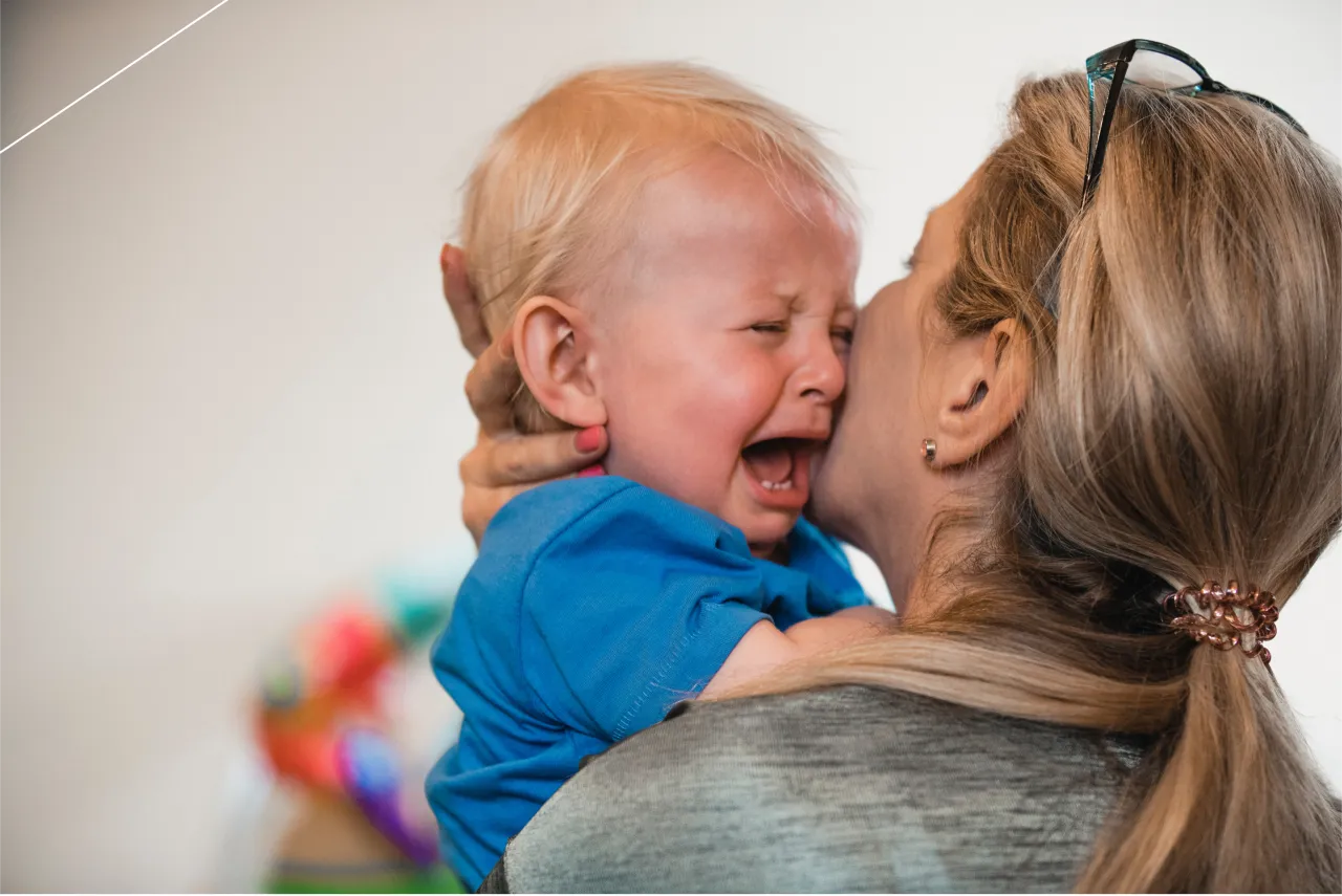 niemowlę płaczące na rękach rodzica