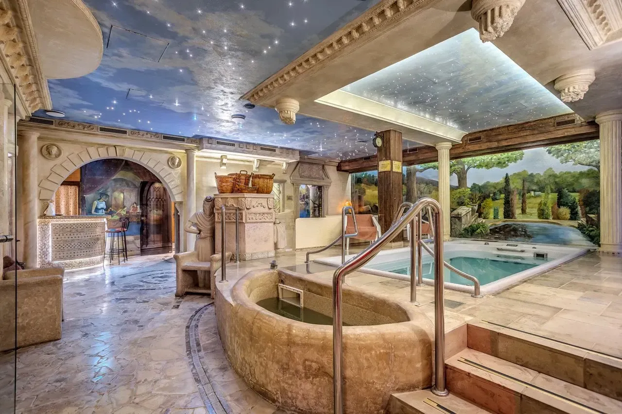 Luksusowe spa z jacuzzi i wanną, ozdobione freskami i gwieździstym sufitem. To miejsce pokazuje, co oznacza hotel dla dorosłych – relaks i wyrafinowanie.