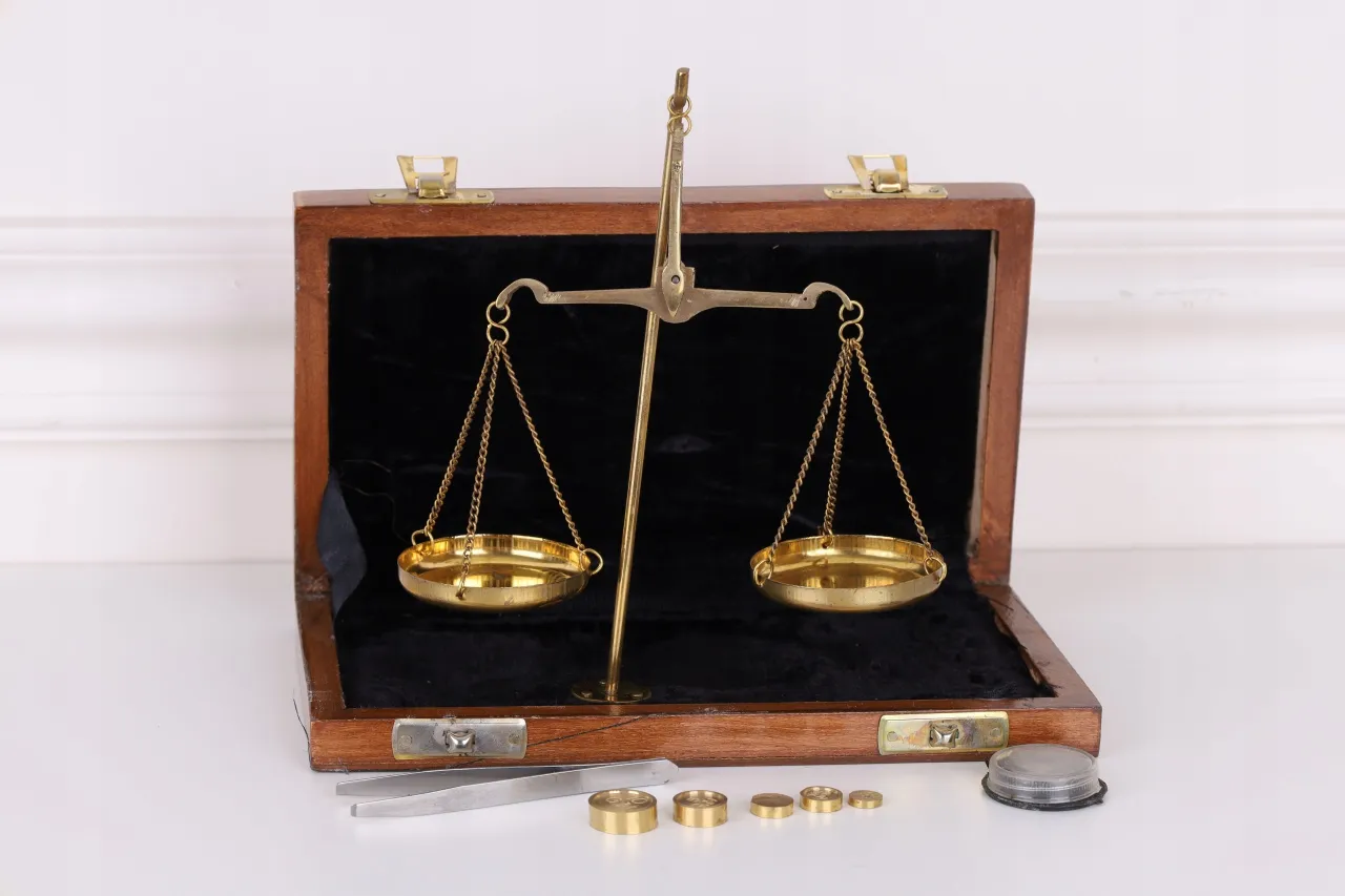 waga szalkowa z symbolem pieniędzy i książki